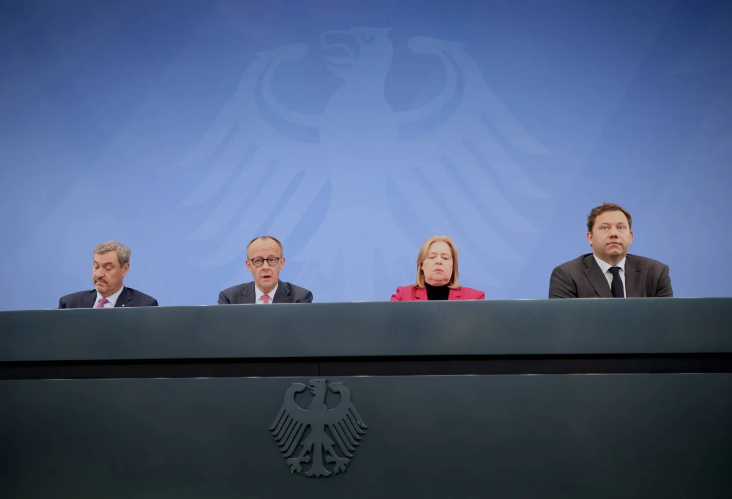 رئيس حكومة ولاية بافاريا ماركوس زودر والمستشار فريدريش ميرتس ووزيرة العمل بربل باس ووزير المالية لارس كلينغبايل خلال مؤتمر صحافي في برلين (إ.ب.أ)