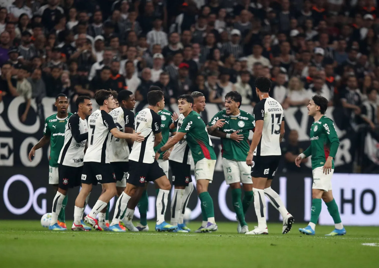 شهد ملعب نيو كيميكا أرينا أحداثاً مؤسفة عقب نهاية ديربي الدوري البرازيلي (رويترز)