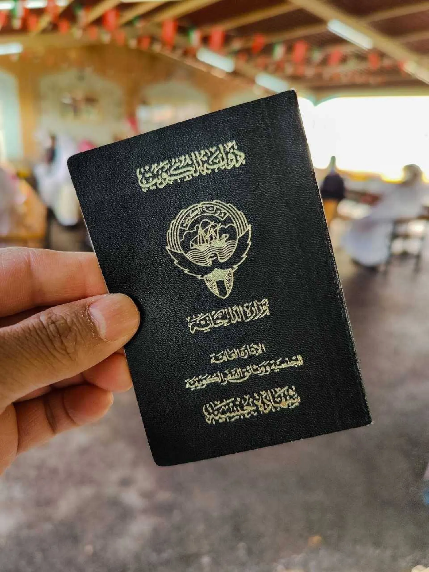 نشرت جريدة «الكويت اليوم» الرسمية أسماء 2182 شخصاً صدرت 3 مراسيم بسحب الجنسية الكويتية منهم ومن التابعين لهم (كونا)