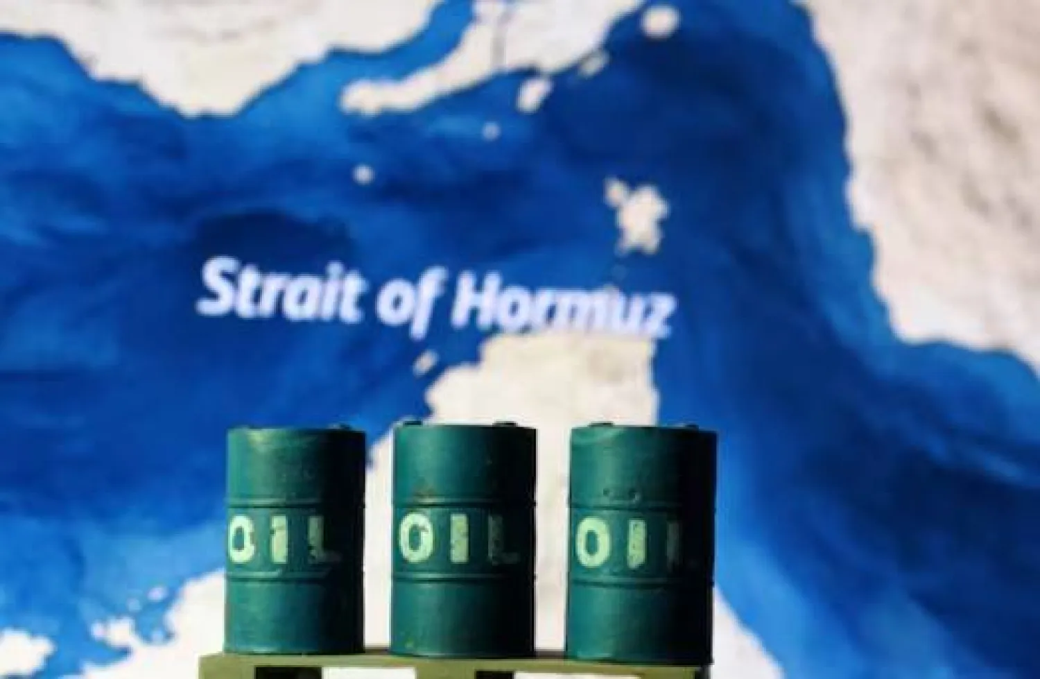 خريطة تُظهر مضيق هرمز وبراميل نفط مطبوعة بتقنية ثلاثية الأبعاد (رويترز)