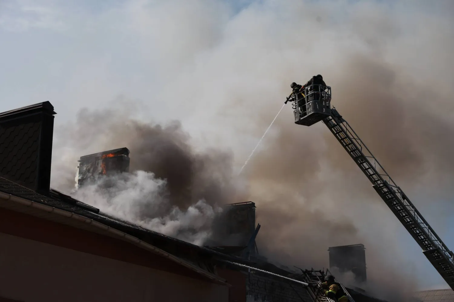 تصاعد الدخان جراء هجوم روسي على مدينة زابوريجيا الأوكرانية اليوم (أ.ب)