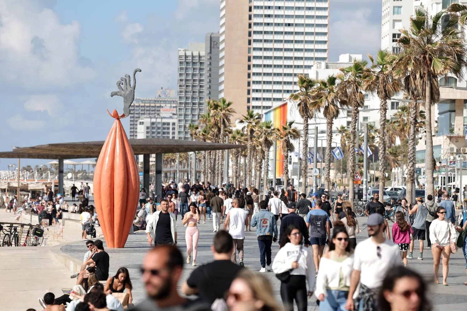 أشخاص يسيرون على طول ممشى بالقرب من الشاطئ في تل أبيب بإسرائيل 8 أبريل 2026 (إ.ب.أ)