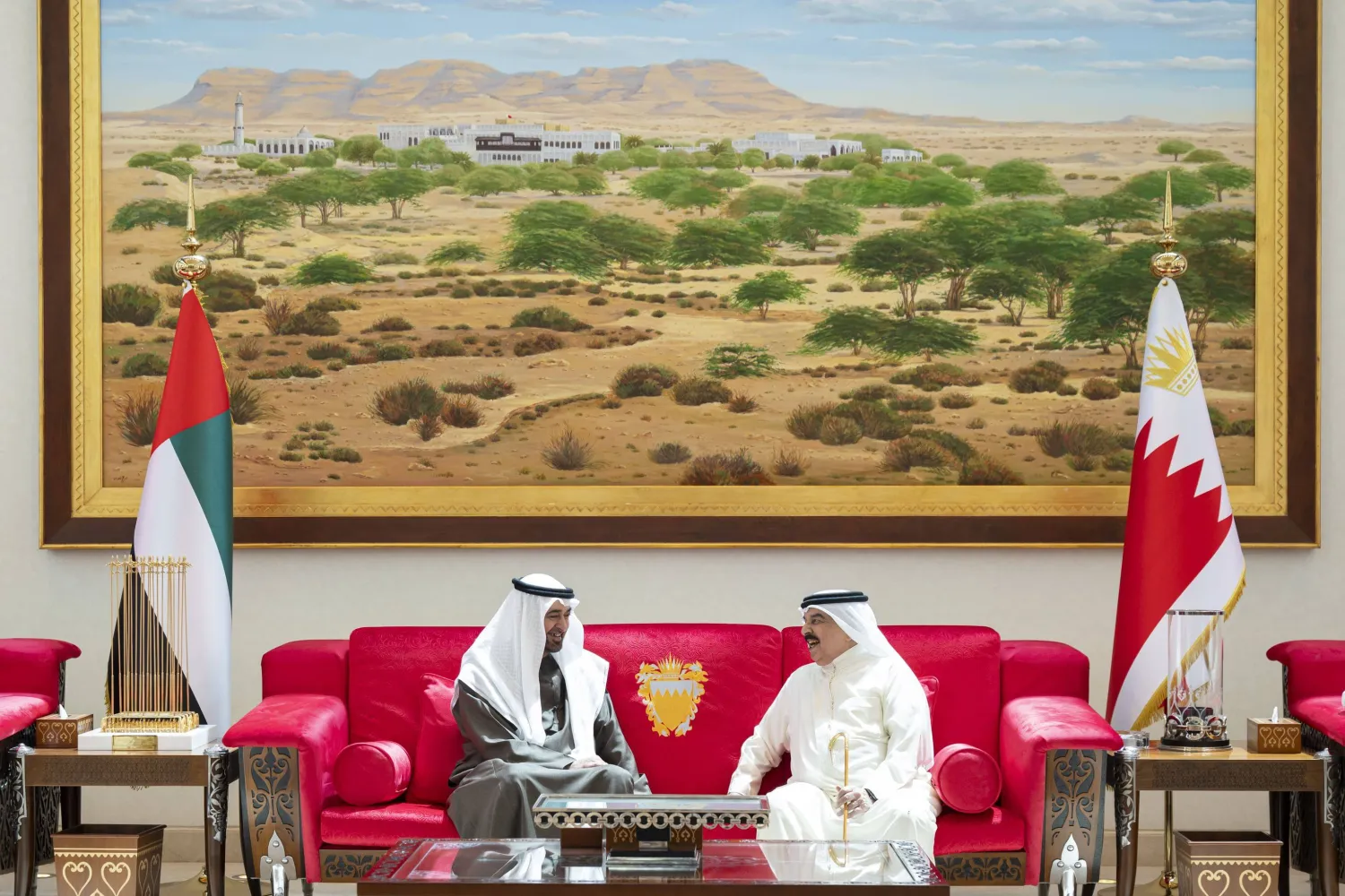 رئيس دولة الإمارات الشيخ محمد بن زايد آل نهيان وملك البحرين الملك حمد بن عيسى آل خليفة (وام)