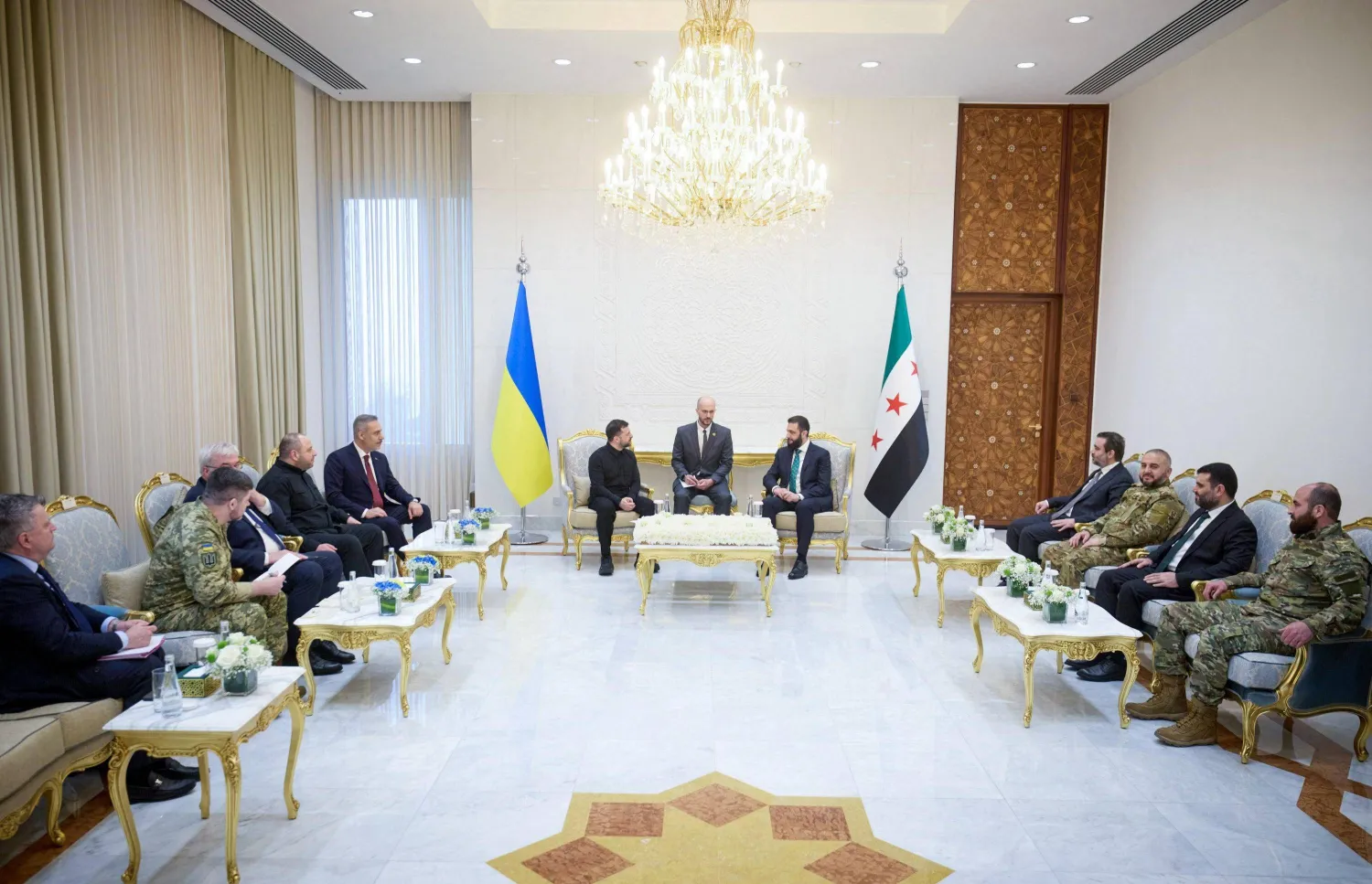 مباحثات الرئيس السوري أحمد الشرع مع الرئيس الأوكراني فولوديمير زيلينسكي بحضور وزير الخارجية التركي هاكان فيدان في دمشق 5 أبريل (الخارجية التركية)