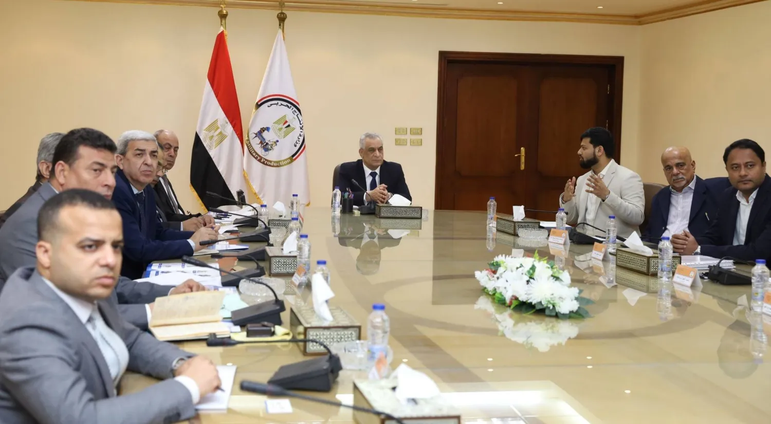 محادثات وزير الدولة للإنتاج الحربي المصري مع ممثلي شركة «باراسون» الهندية الاثنين في القاهرة (مجلس الوزراء المصري)