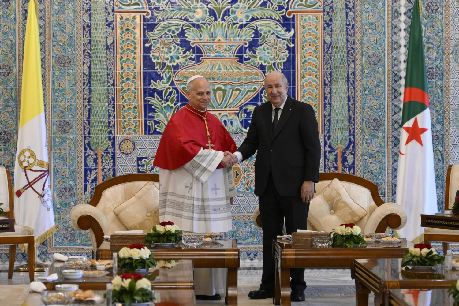 الرئيس الجزائري عبد المجيد تبون يستقبل البابا ليو الرابع عشر بعد هبوطه في مطار هواري بومدين الدولي في العاصمة الجزائر... 13 أبريل 2026 (د.ب.أ)