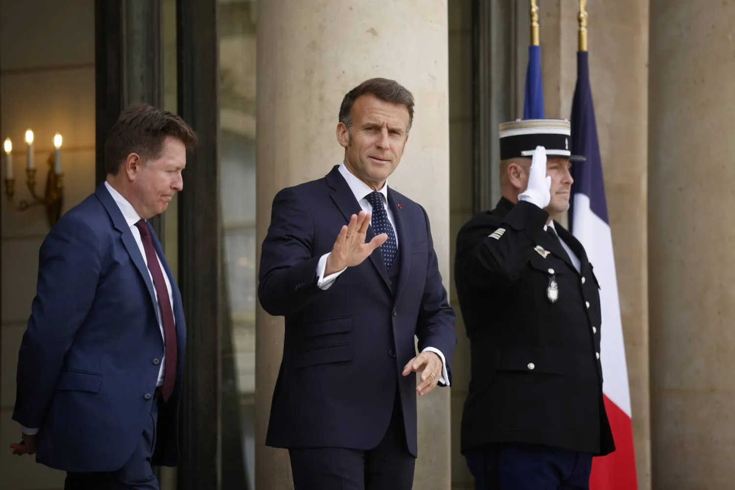 الرئيس الفرنسي إيمانويل ماكرون ينتظر عند مدخل «الإليزيه» وصول رئيس «الاتحاد الأفريقي» محمود علي يوسف الاثنين (إ.ب.أ)