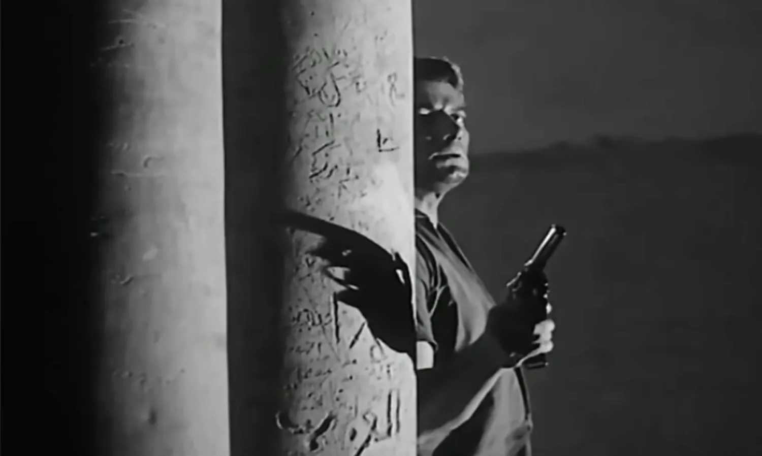 شكري سرحان في لقطة من فيلم «اللص والكلاب» (الشركة المُنتجة)