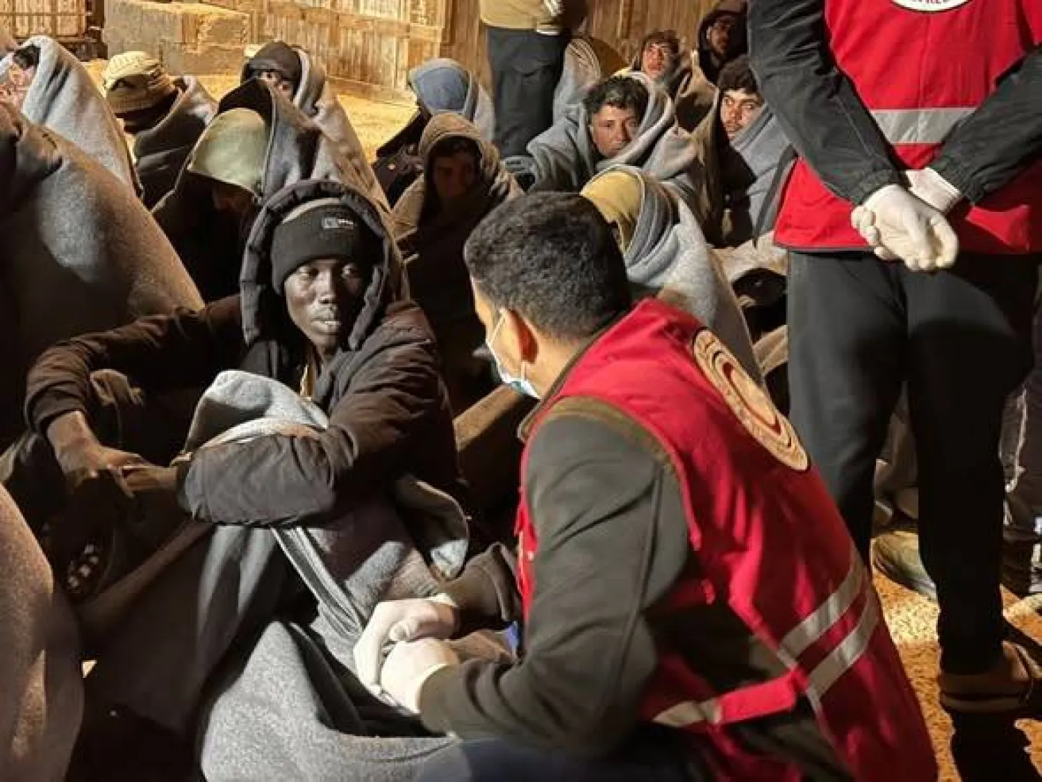 «الهلال الأحمر» الليبي يقدم الدعم لمهاجرين غير نظاميين تم انتشالهم من البحر يوم الاثنين (المكتب الإعلامي للهلال)