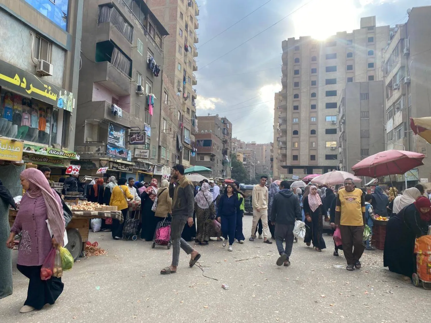 سوق شعبية في محافظة الجيزة بمصر (الشرق الأوسط)