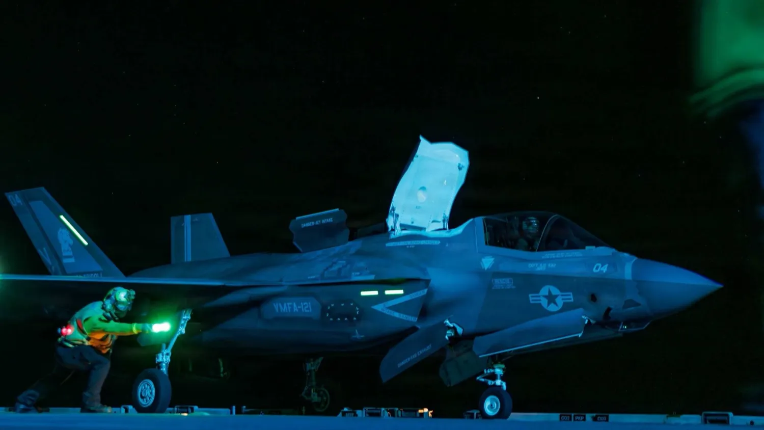 صورة نشرتها سنتكوم أمس من حاملة «يو إس إس تريبولي» الخاصة باللهجوم البرمائي أثناء عمليات طيران في بحر العرب 