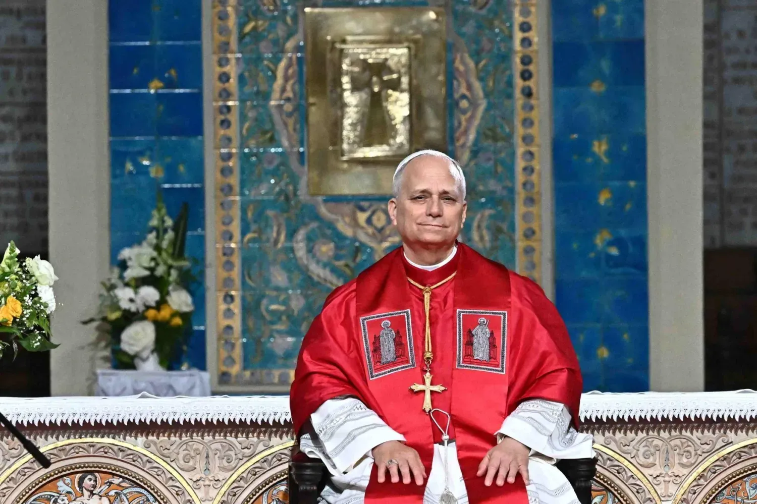 Papa XIV. Leo, 13 Nisan 2026'da Cezayir'deki Afrika Meryem Ana Bazilikası'nda Cezayirlilerle yaptığı görüşme sırasında (EPA)