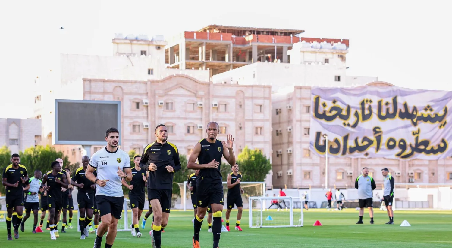 فابينيو والنصيري خلال استعدادات الاتحاد للمباراة (موقع النادي)