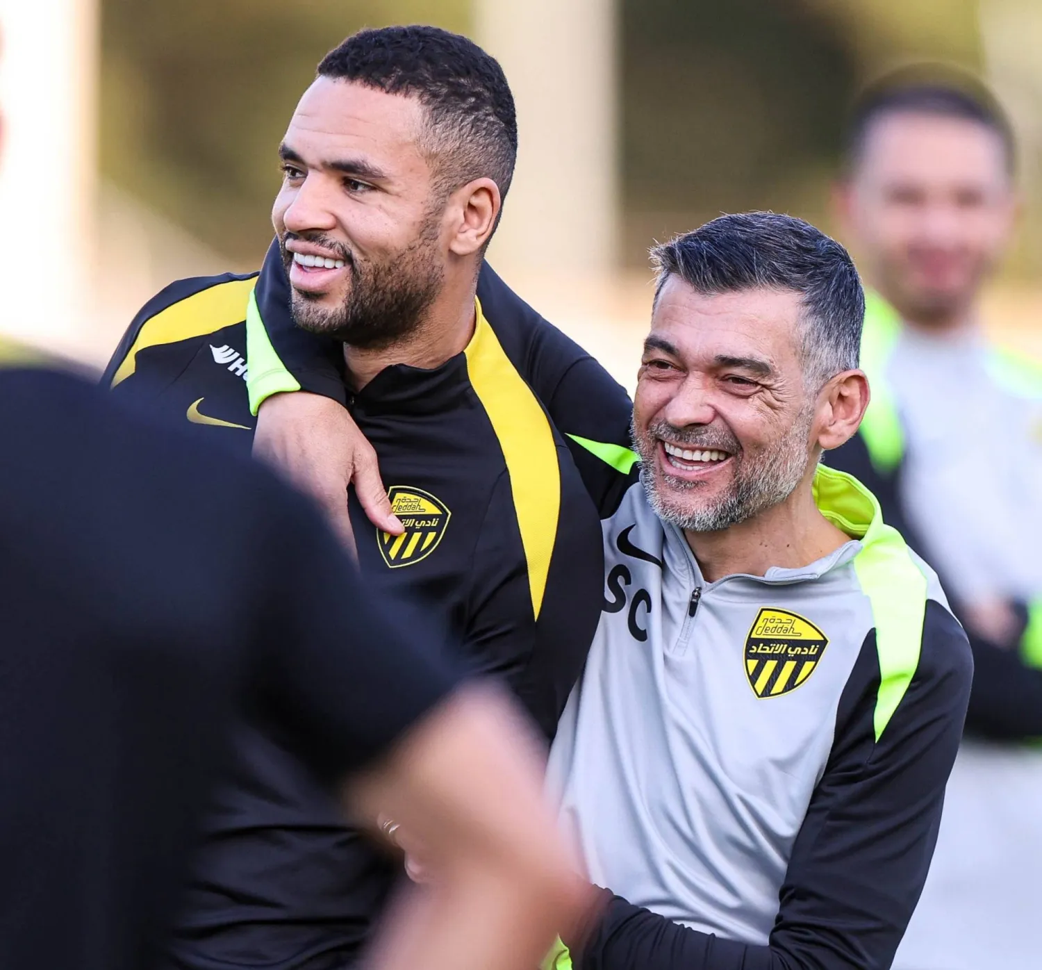 كونسيساو يمازح لاعبه النصيري خلال التدريبات (موقع النادي)