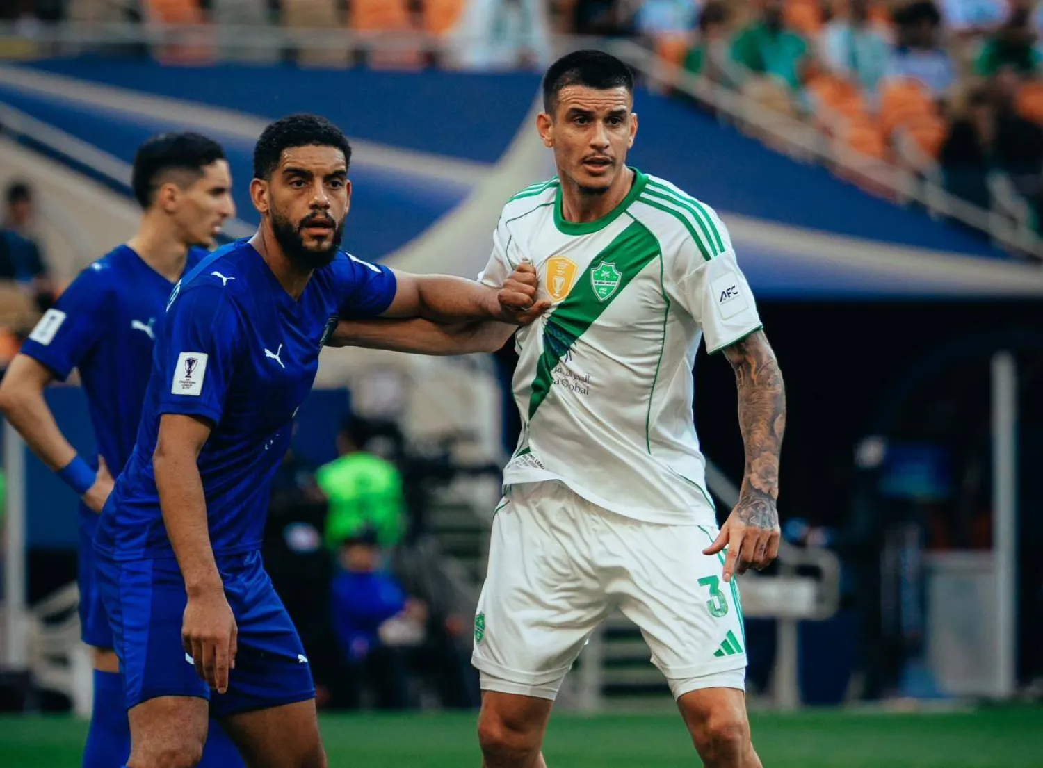 البرازيلي روجر إيبانيز مدافع فريق الأهلي في صراع مع لاعب من الدحيل (النادي الأهلي)