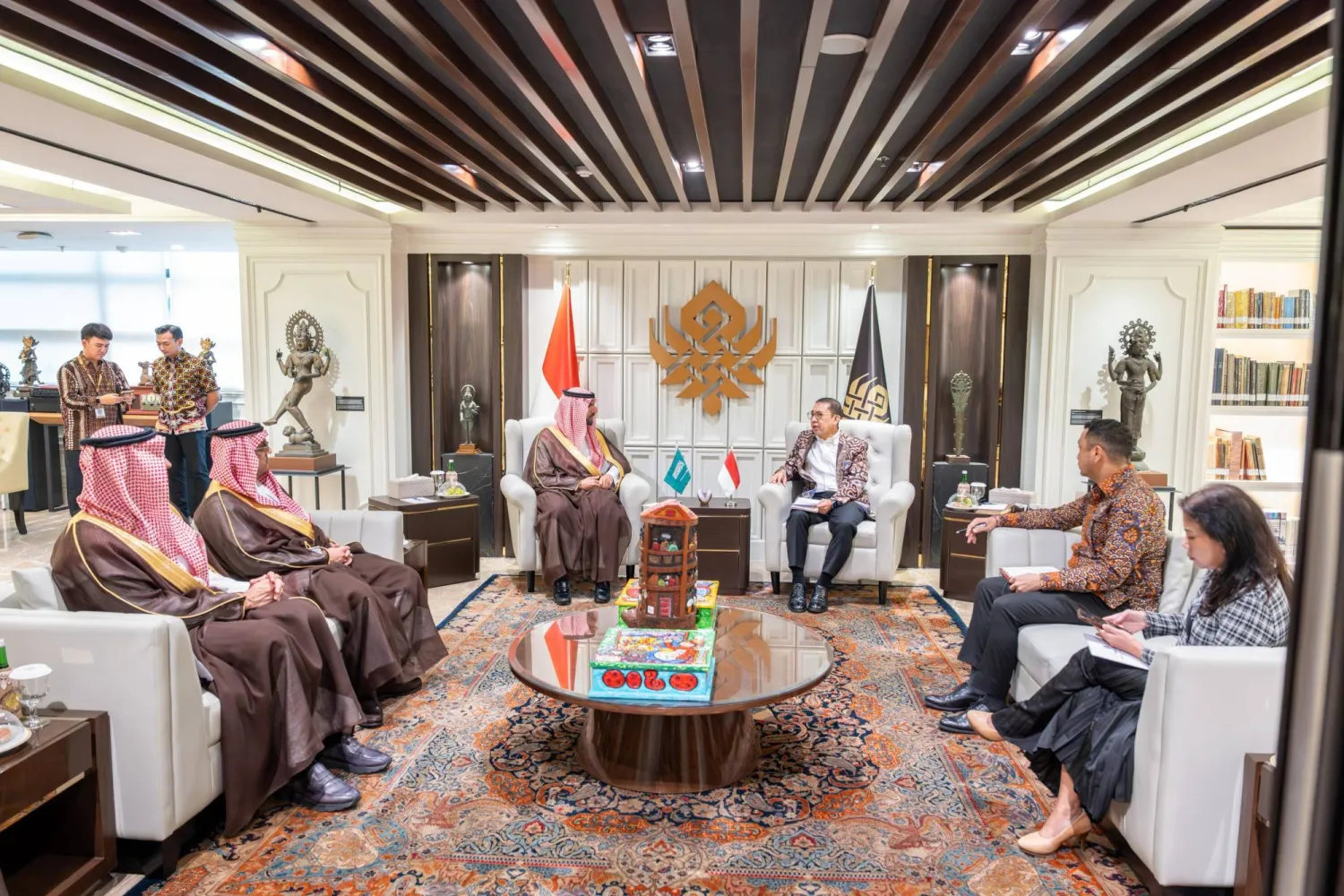 الأمير بدر بن عبد الله بن فرحان لدى لقائه الدكتور فضلي زون في جاكرتا الاثنين (وزارة الثقافة السعودية)