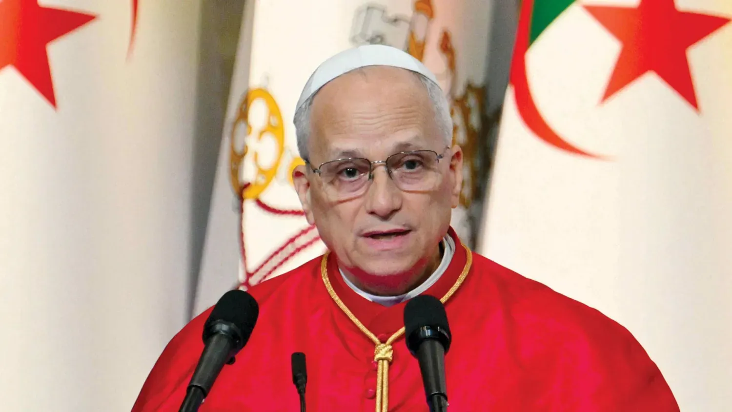 Papa Leo XIV dün Cezayir'de düzenlenen bir toplantıda konuşma yaptı (AFP)