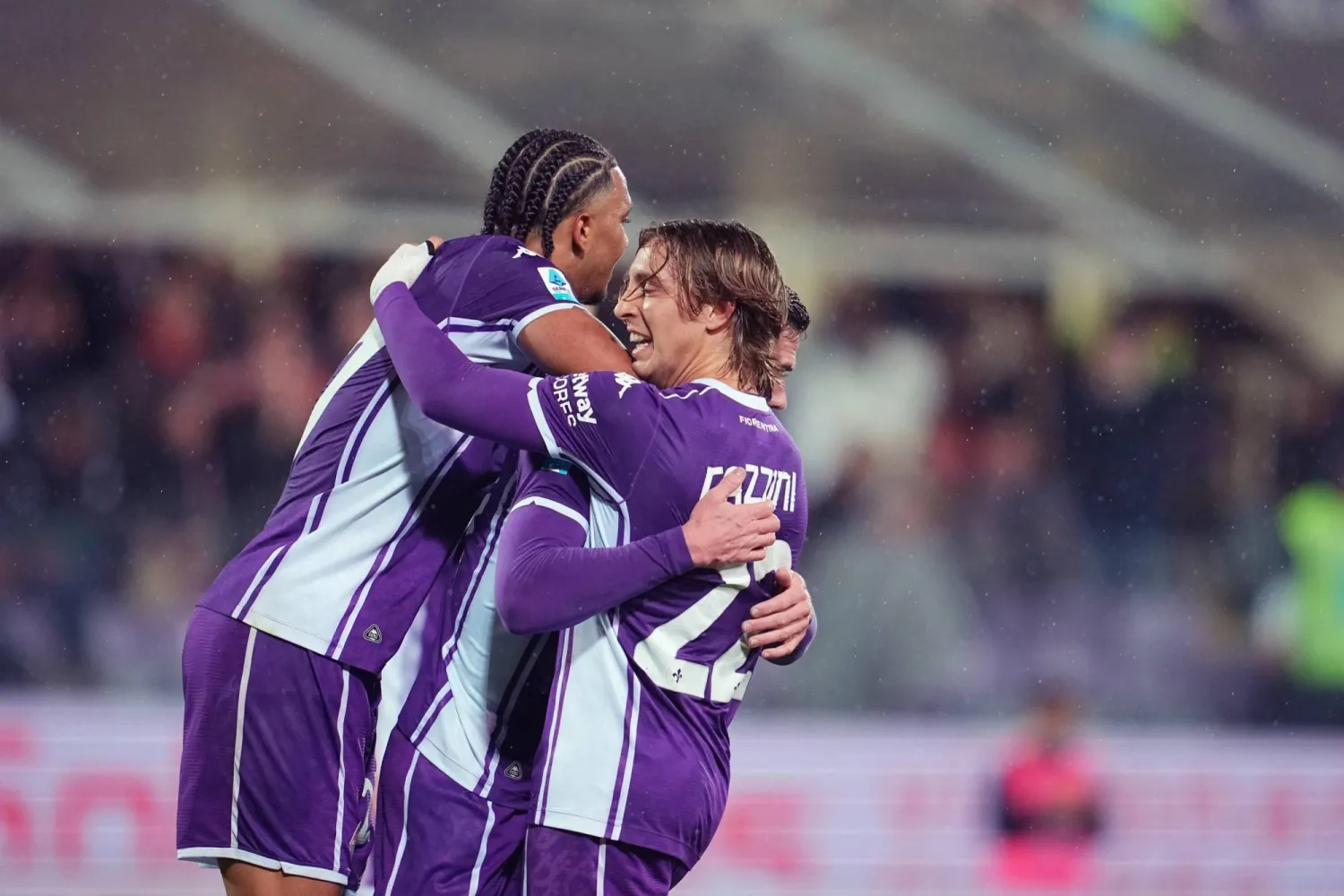 احتفالية لاعبي الفيولا بالفوز على لاتسيو (إ.ب.أ)