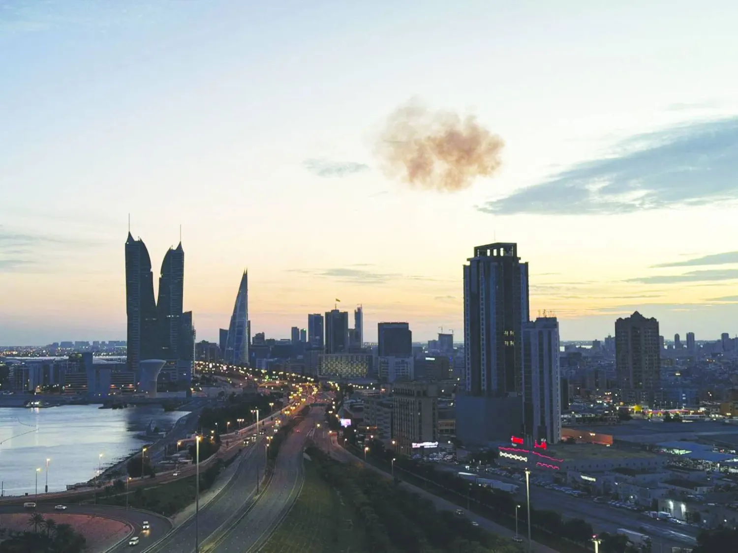 
تصاعد الدخان بعد اعتراض طائرة إيرانية مسيرة في المنامة الشهر الماضي (رويترز)