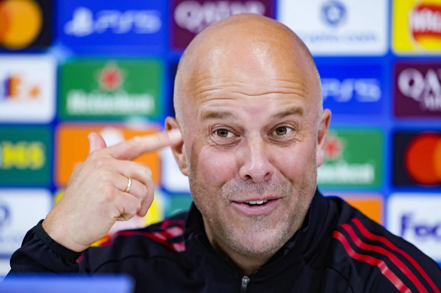 آرني سلوت خلال حديثه للصحافيين (د.ب.أ)