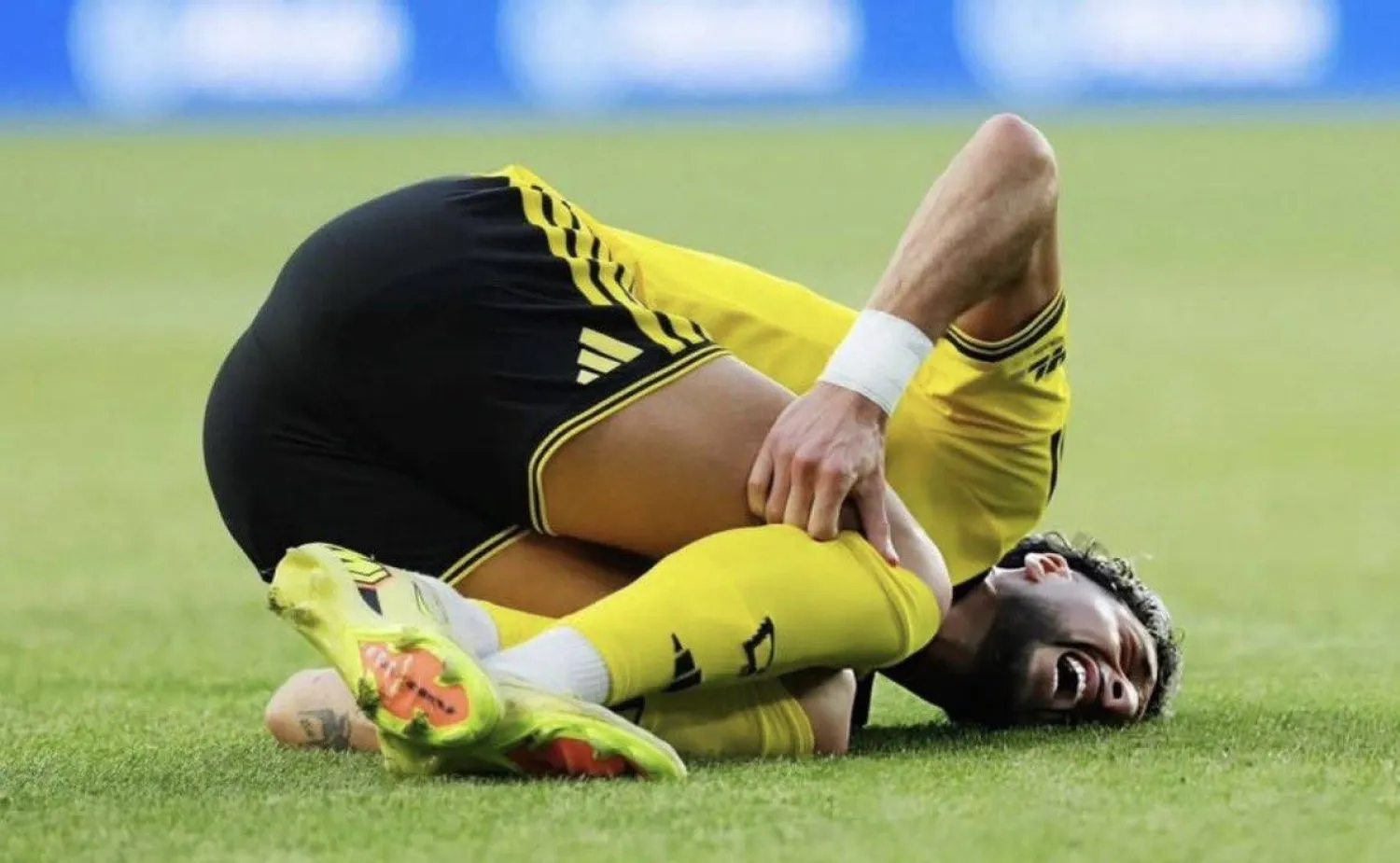 وسام أبو علي لحظة تعرضه للإصابة (الشرق الأوسط)