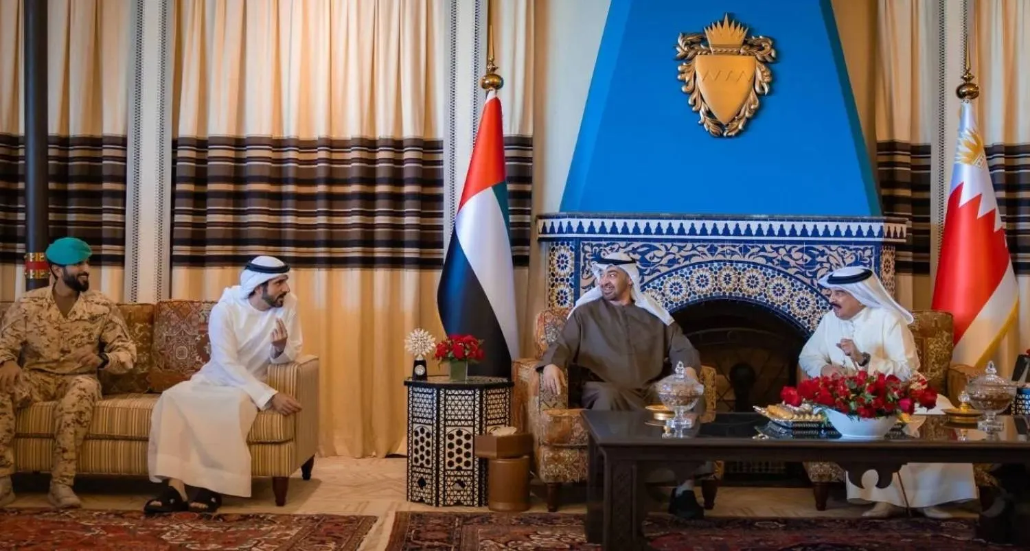 Bahrain’s King Hamad bin Isa Al Khalifa and UAE President Sheikh Mohamed bin Zayed Al Nahyan meet in Manama on Monday. (BNA)