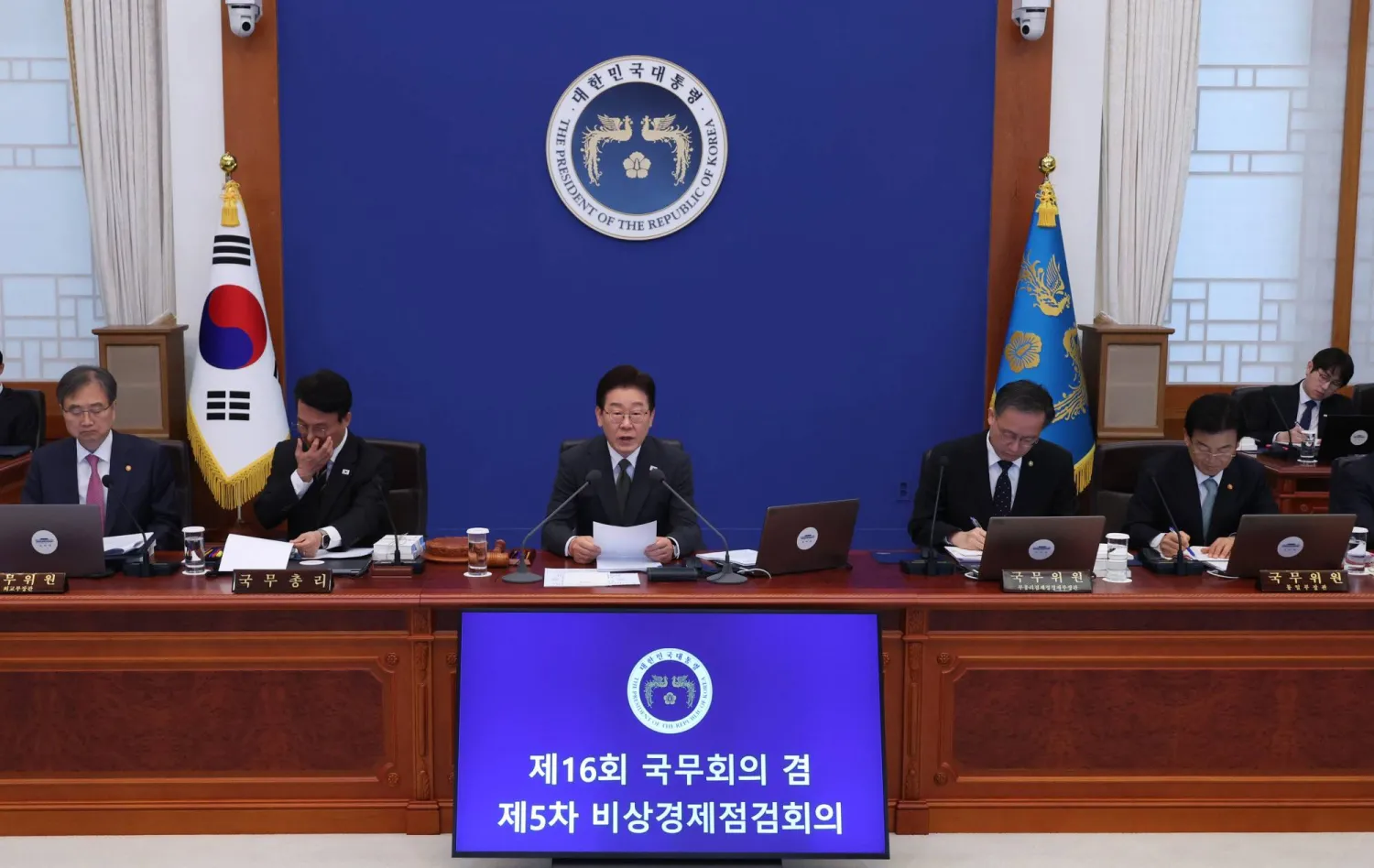 الرئيس الكوري الجنوبي لي جاي ميونغ يحضر اجتماعاً لمجلس الوزراء في القصر الرئاسي بسيول (د.ب.أ)