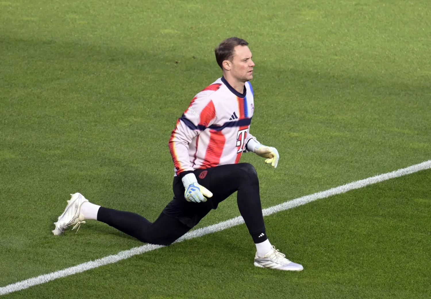 نوير حارس بايرن المخضرم يستعد لمواجهة أخيرة مع الريال (رويترز)