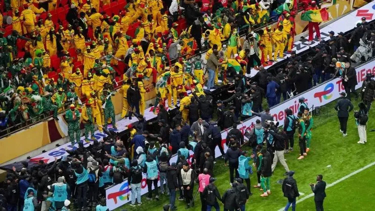 جماهير سنغالية تسببت في شغب بنهائي كأس الأمم الأفريقية (رويترز)