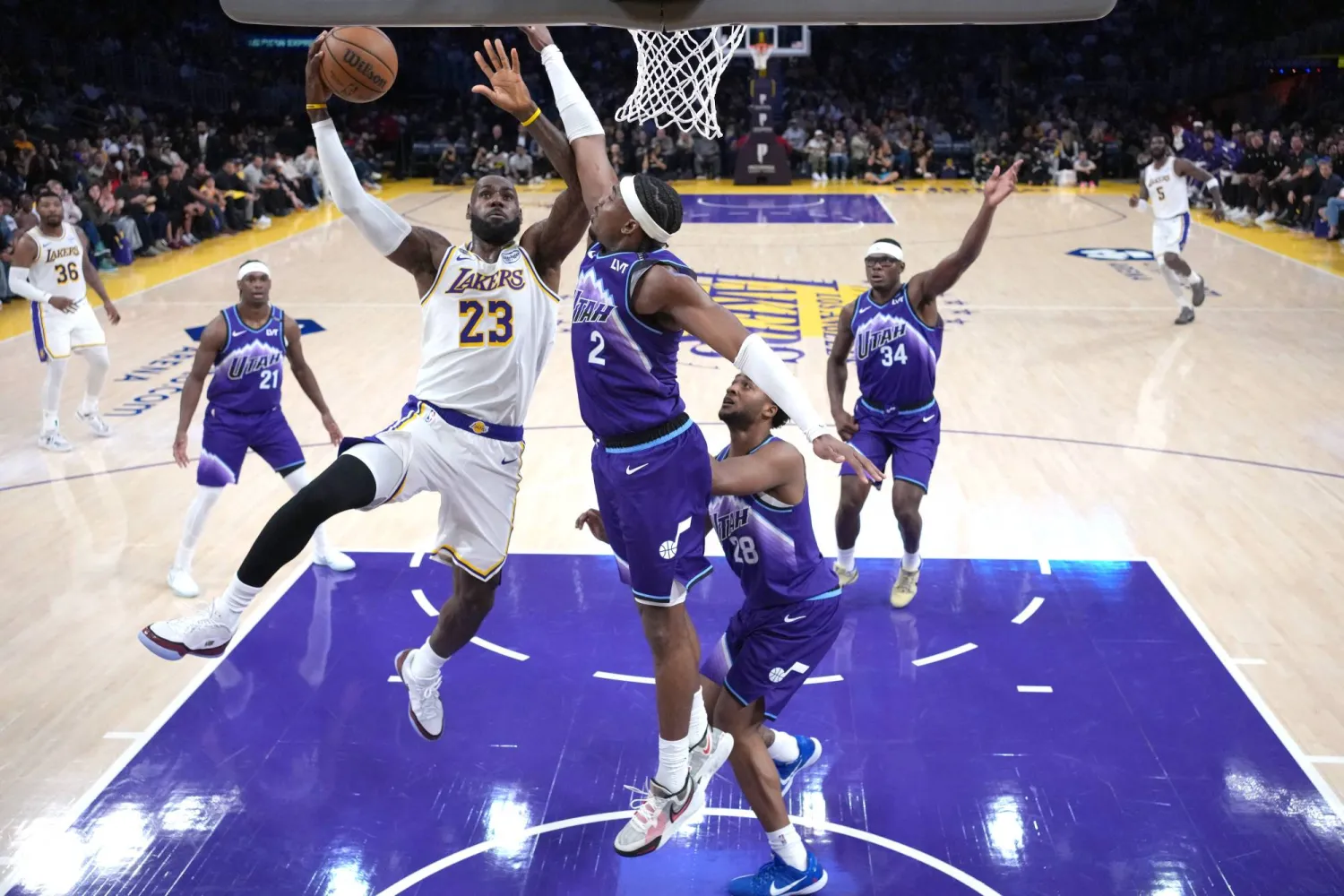 ليبرون جيمس لاعب الأسبوع للمرة السبعين (رويترز)