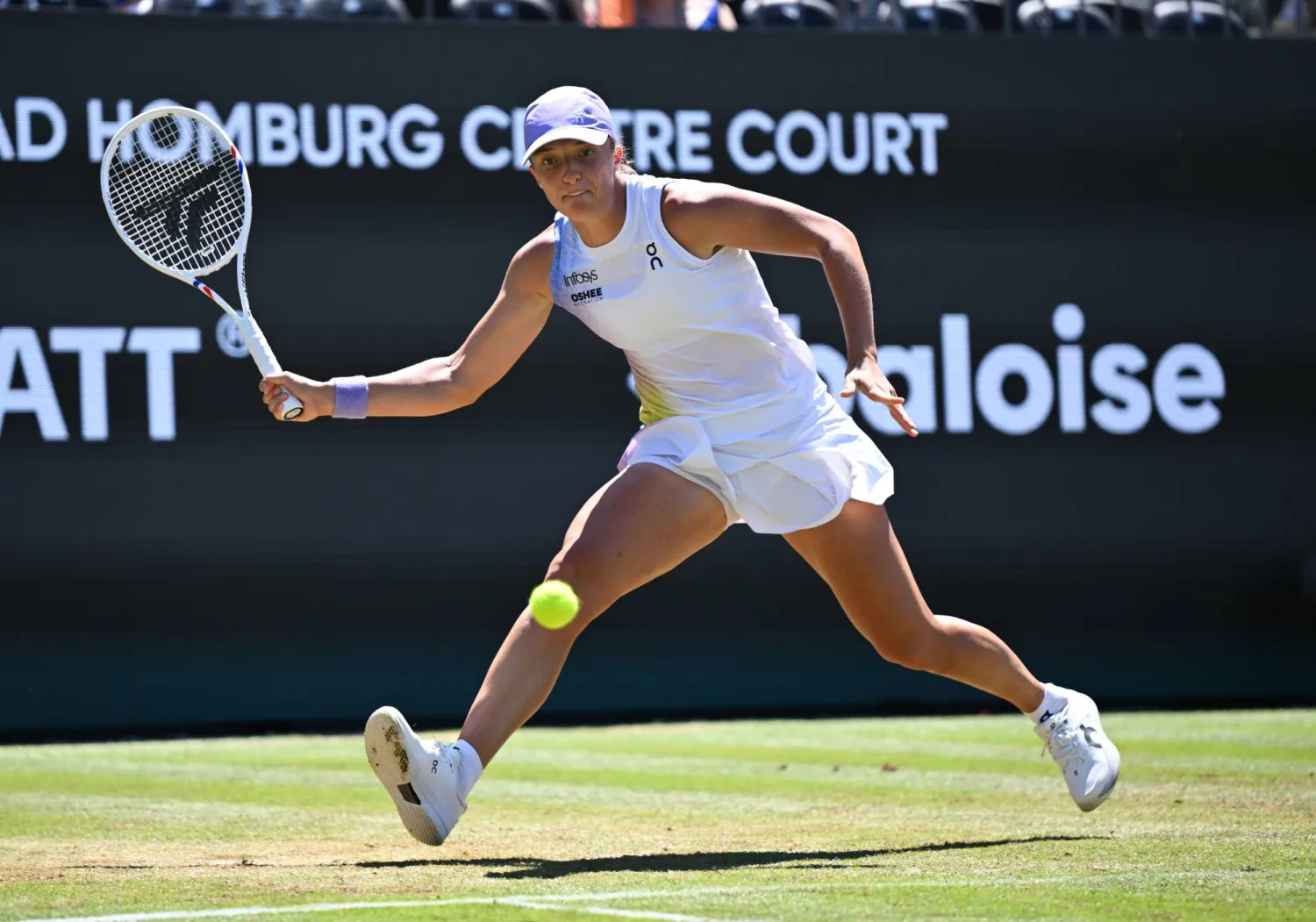 FILED - 28 June 2025, Hesse, Bad Homburg: Polish tennis player Iga Swiatek in action against US Jessica Pegula during their women's singles final match of the Bad Homburg Open Tennis Tournament. Photo: Arne Dedert/dpa