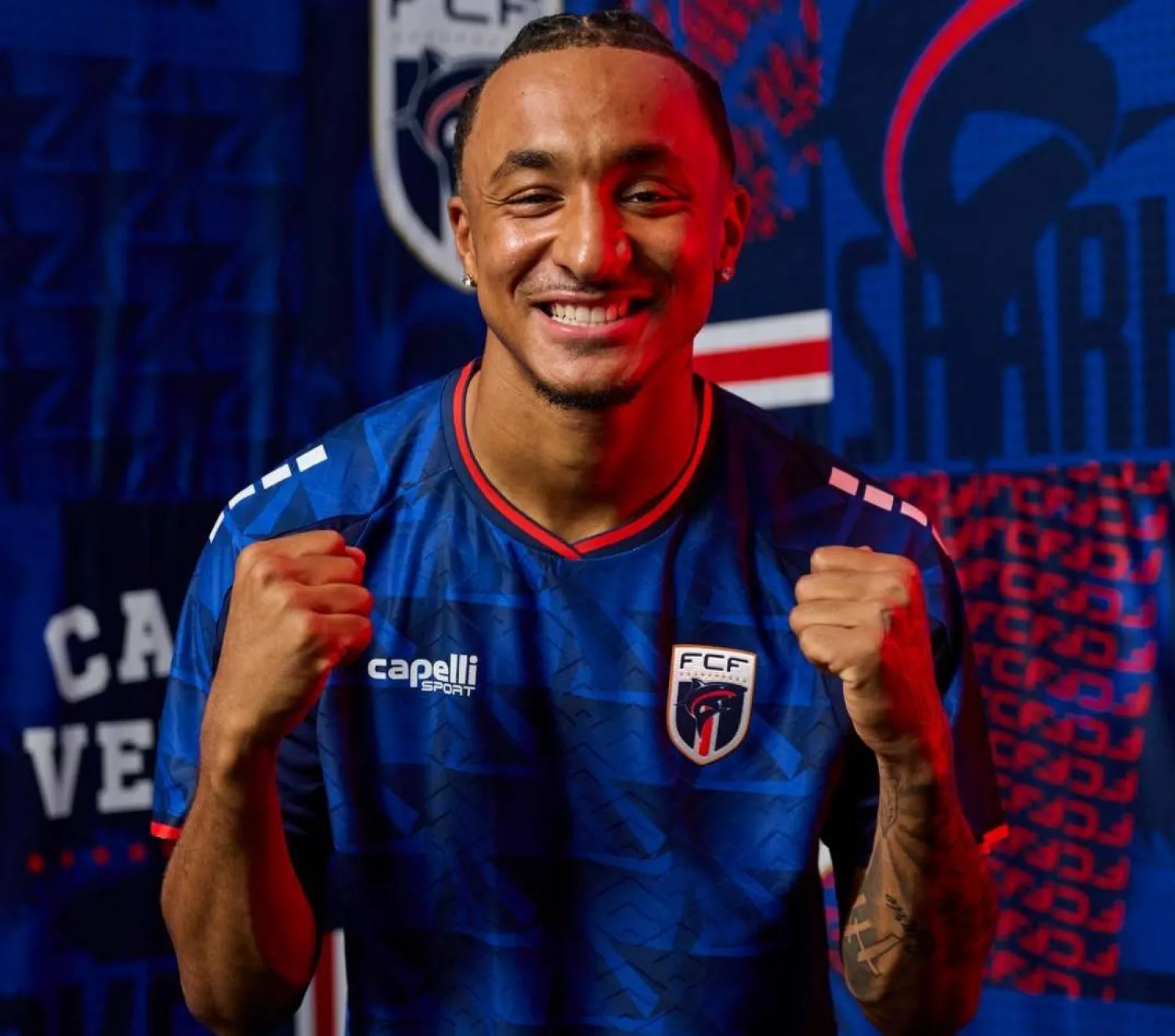 حمل القميصان تفاصيل رمزية مرتبطة بهوية البلاد (حساب الرأس الأخضر في «فيسبوك»)