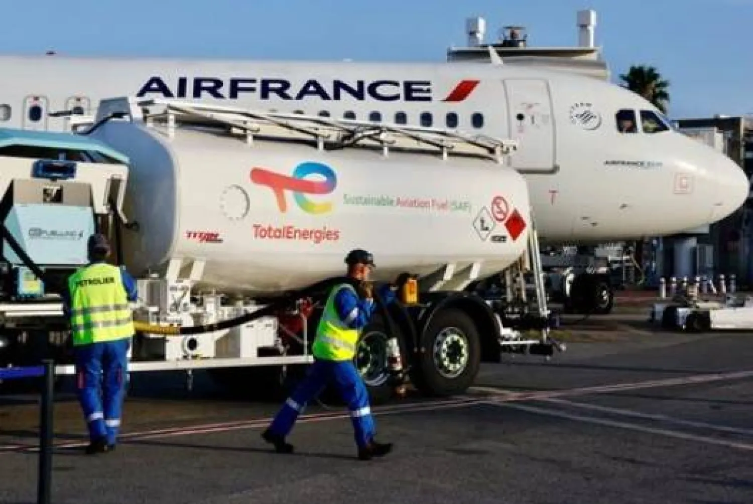 طائرة من «إير فرنس» تتزود بوقود الطيران المستدام في مطار نيس قبل رحلة إلى باريس (أرشيفية - رويترز)