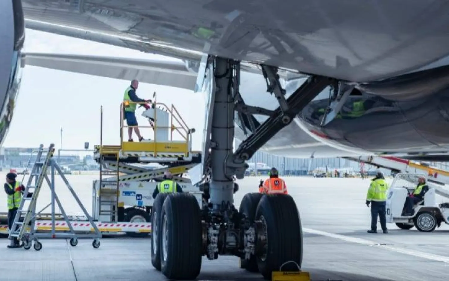 موظفو «مينزيز» في أحد المطارات (الشركة)