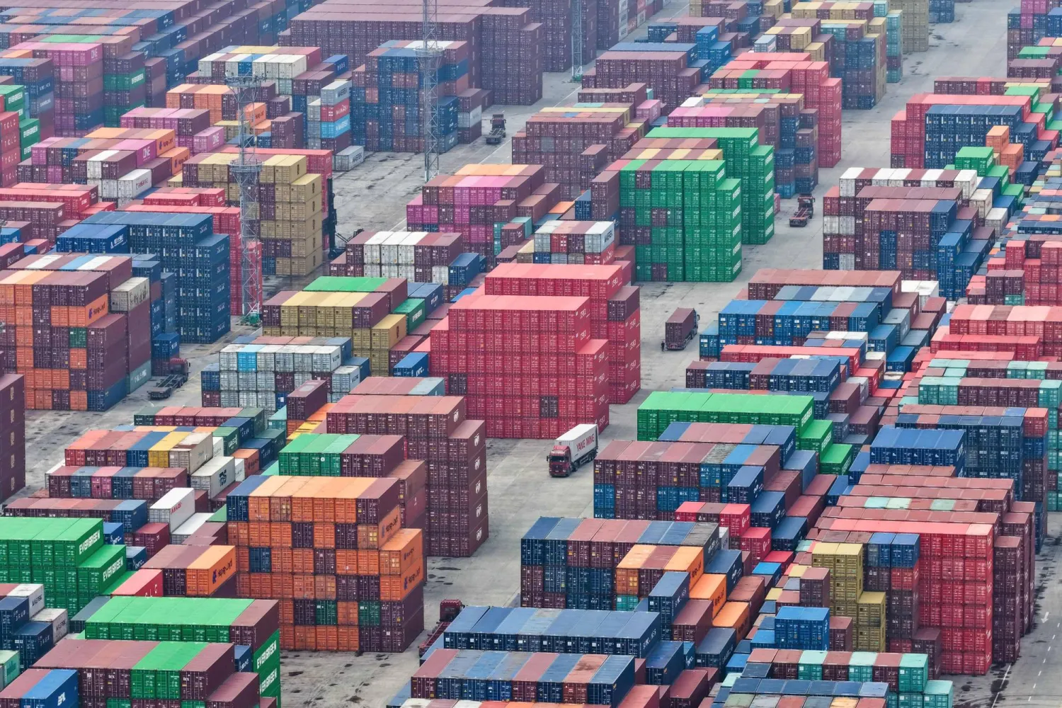 حاويات بضائع معدة للتصدير في ميناء نانجينغ شرق الصين (أ.ف.ب)