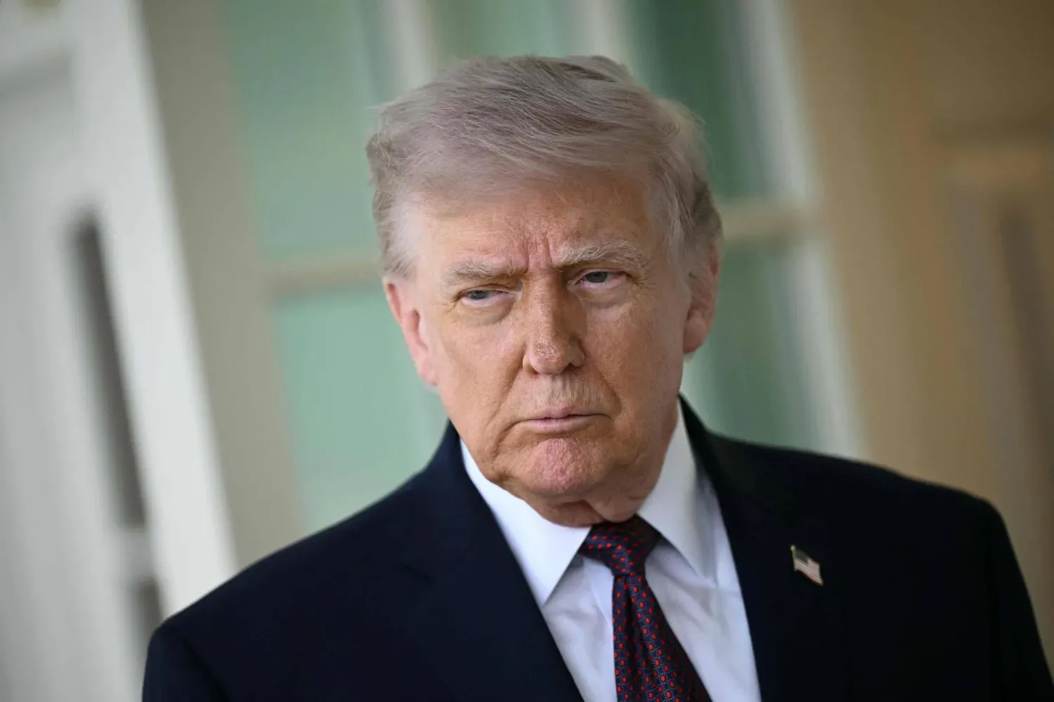 Trump, Beyaz Saray'daki Oval Ofis'in önünde basın mensuplarıyla konuşurken (AFP)