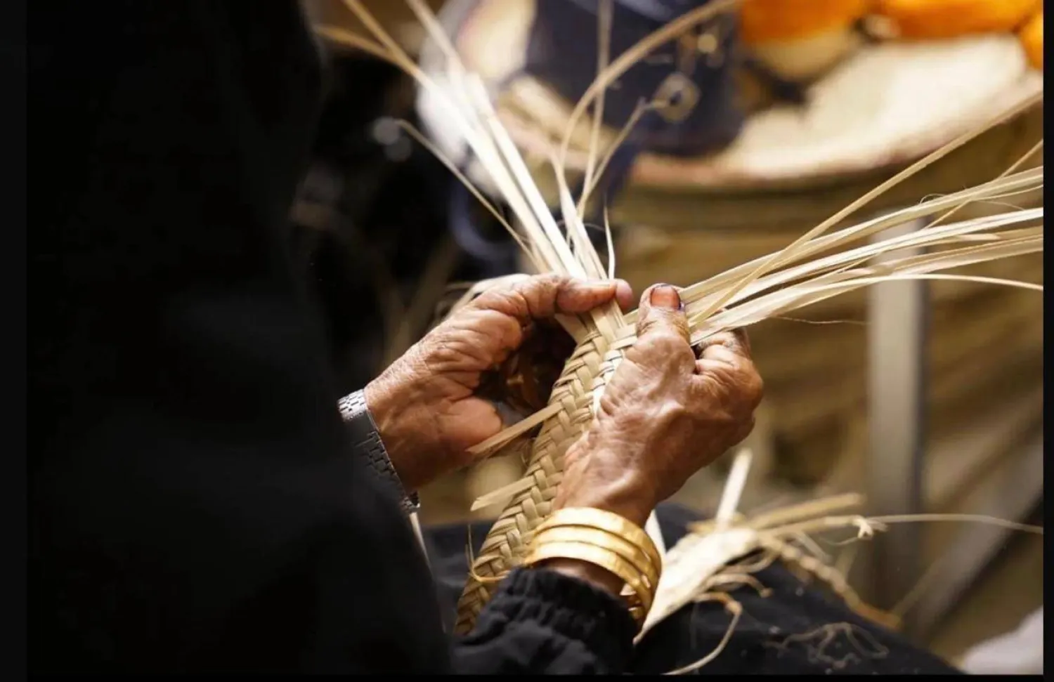 صناعة الخوص بسعف النخيل (واس)