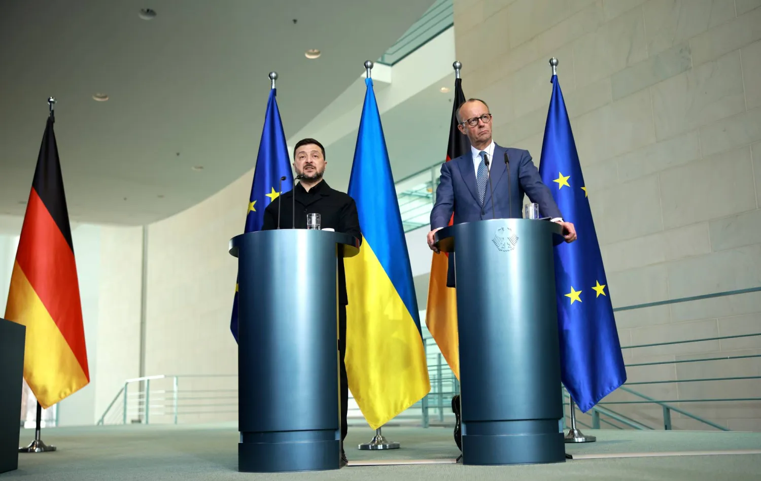 المستشار الألماني فريدريتش ميرتس والرئيس الأوكراني فولوديمير زيلينسكي بمؤتمر صحافي مشترك في برلين الثلاثاء (إ.ب.أ)