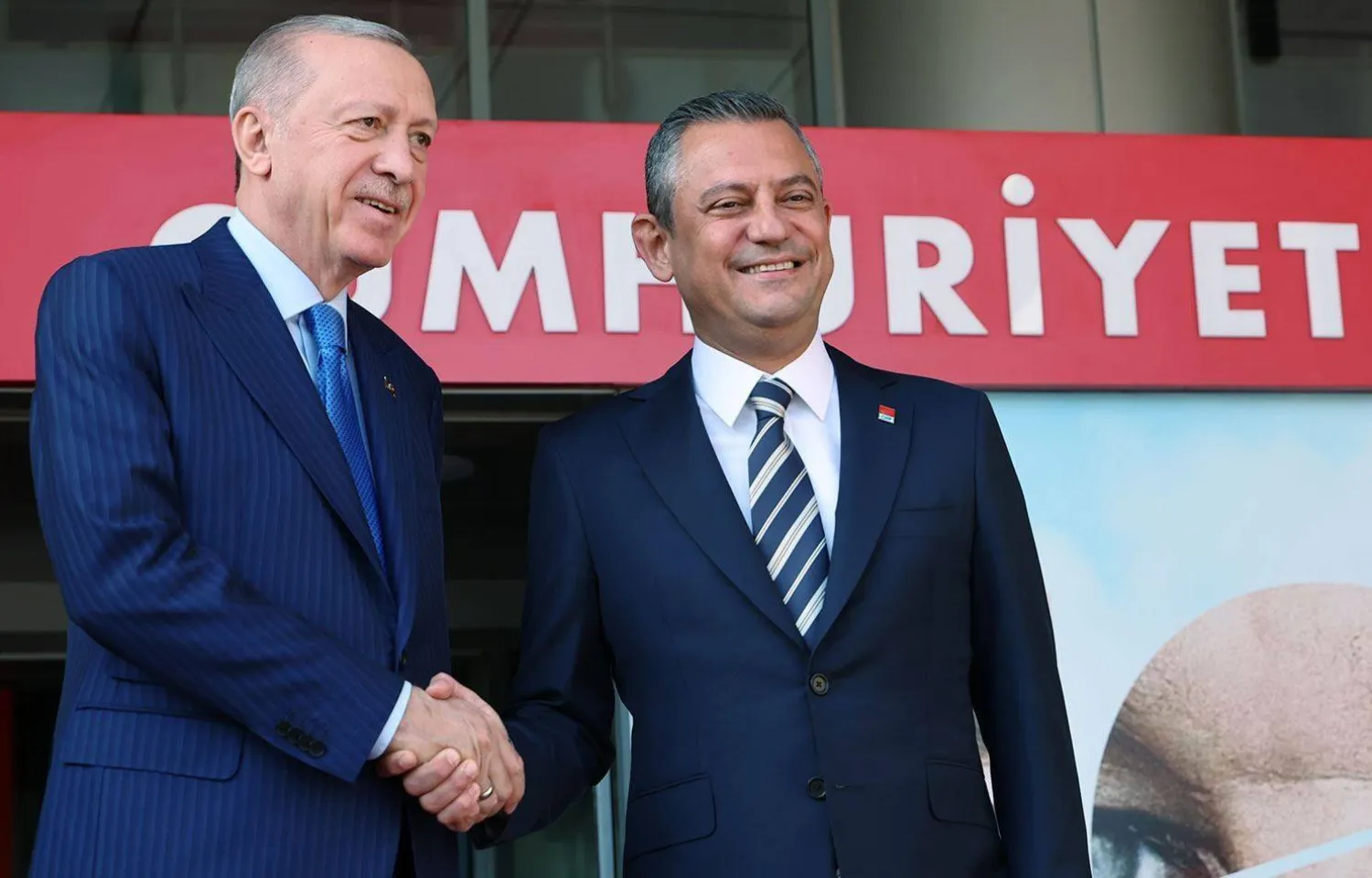 رئيس حزب «الشعب الجمهوري» أوزغور أوزيل خلال استقباله الرئيس رجب طيب إردوغان أمام مقر الحزب في أنقرة في إطار تبادل للزيارات عقب الانتخابات المحلية عام 2024 في إطار مبادرته للتطبيع السياسي في تركيا (حساب الحزب في إكس)