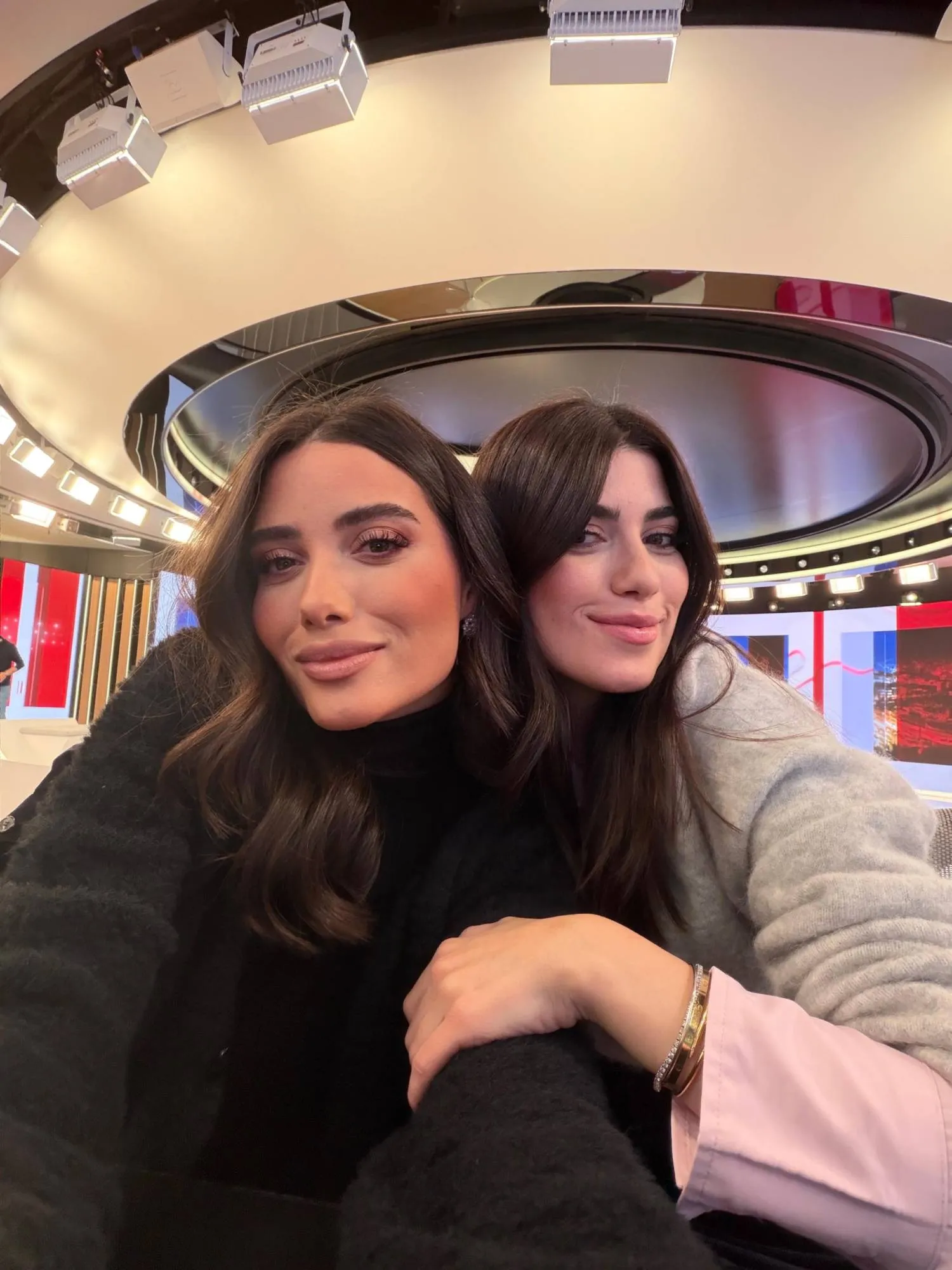 ريتا بيا وغريسيا أول شقيقتَيْن تتقاسمان تقديم برنامج ترفيهي (صور الأختين)