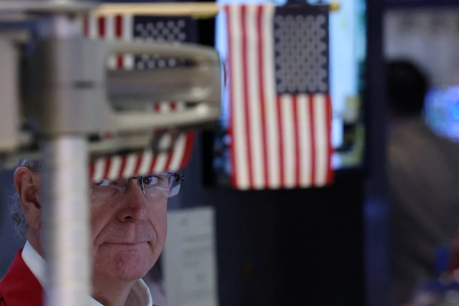 متداول يعمل في بورصة نيويورك (رويترز)