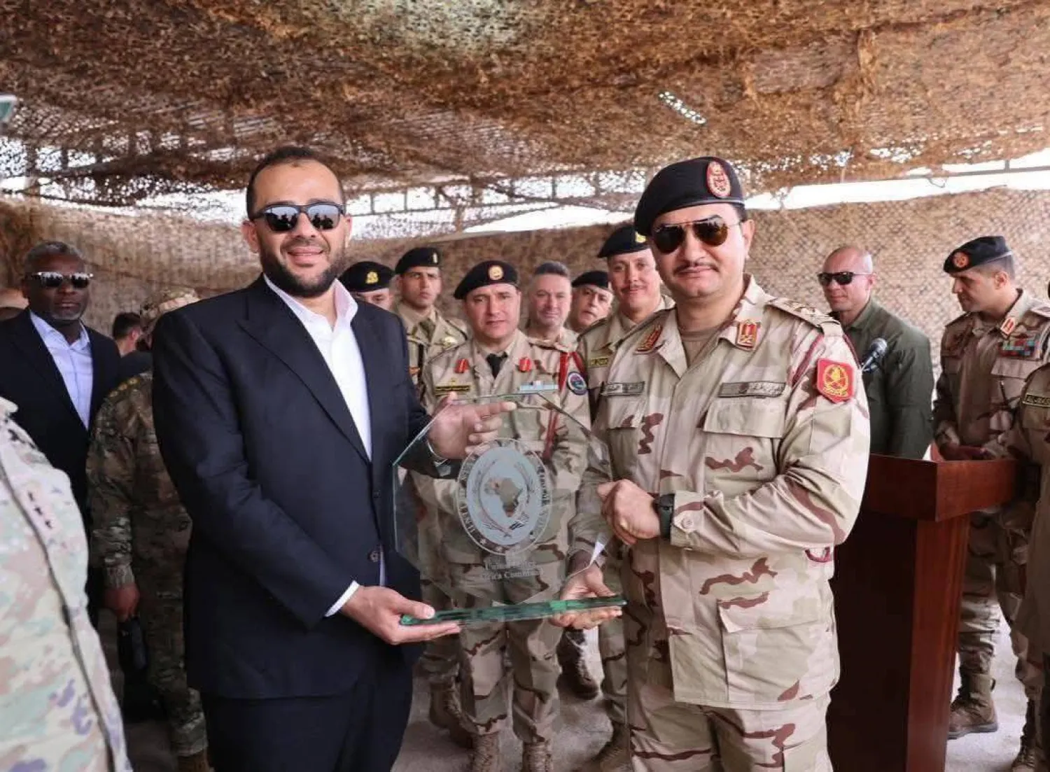 صدام حفتر وعبد السلام الزوبي في سرت قبيل انطلاق تمرين «فلينتلوك» (قناة «ليبيا الحدث» المقربة من «الجيش الوطني»)