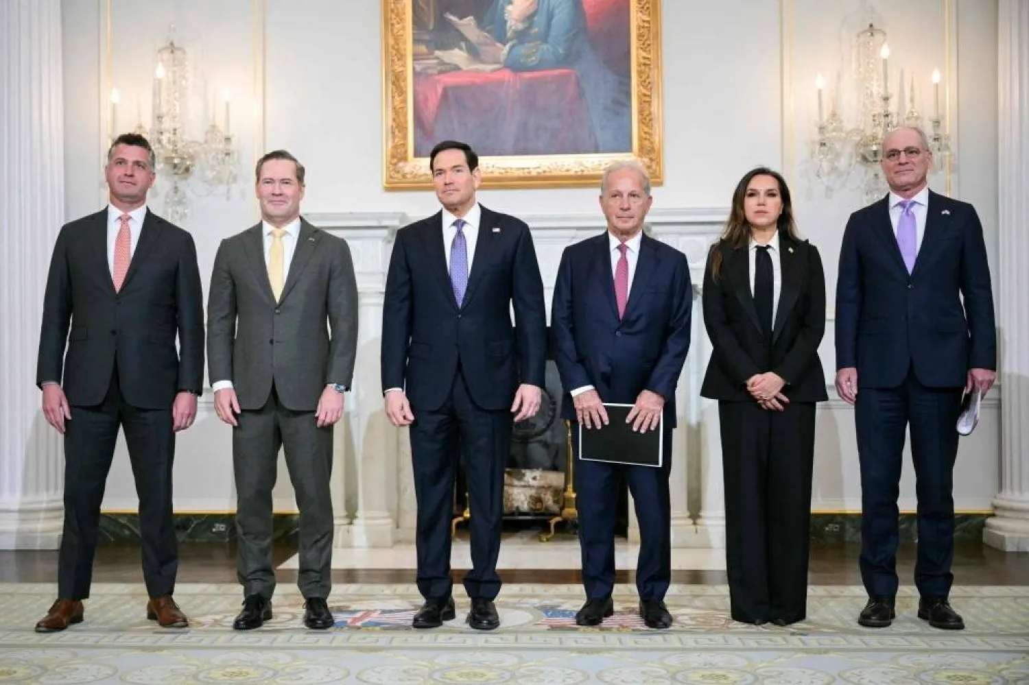 صورة تجمع سفيرة لبنان لدى الولايات المتحدة ندى حمادة معوض وسفير إسرائيل لدى الولايات المتحدة يحيئيل ليتر ومستشار وزارة الخارجية الأميركية مايكل نيدهام وسفير الولايات المتحدة لدى الأمم المتحدة مايك والتز ووزير الخارجية الأميركي ماركو روبيو وسفير الولايات المتحدة لدى لبنان ميشال عيسى قبل اجتماعهم في وزارة الخارجية في العاصمة واشنطن 14 أبريل 2026 (أ.ف.ب)