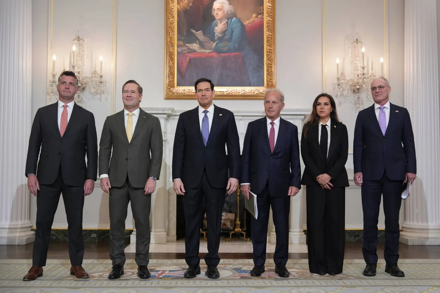 من اليسار المستشار بوزارة الخارجية الأميركية مايكل نيدهام والسفير الأميركي بالأمم المتحدة مايك والتز ووزير الخارجية الأميركي ماركو روبيو وسفير واشنطن لدى لبنان ميشال عيسى والسفيرة اللبنانية لدى واشنطن ندى حمادة معوض والسفير الإسرائيلي لدى واشنطن يحيئيل لايتر خلال صورة تذكارية بوزارة الخارجية الأميركية (أ.ب)