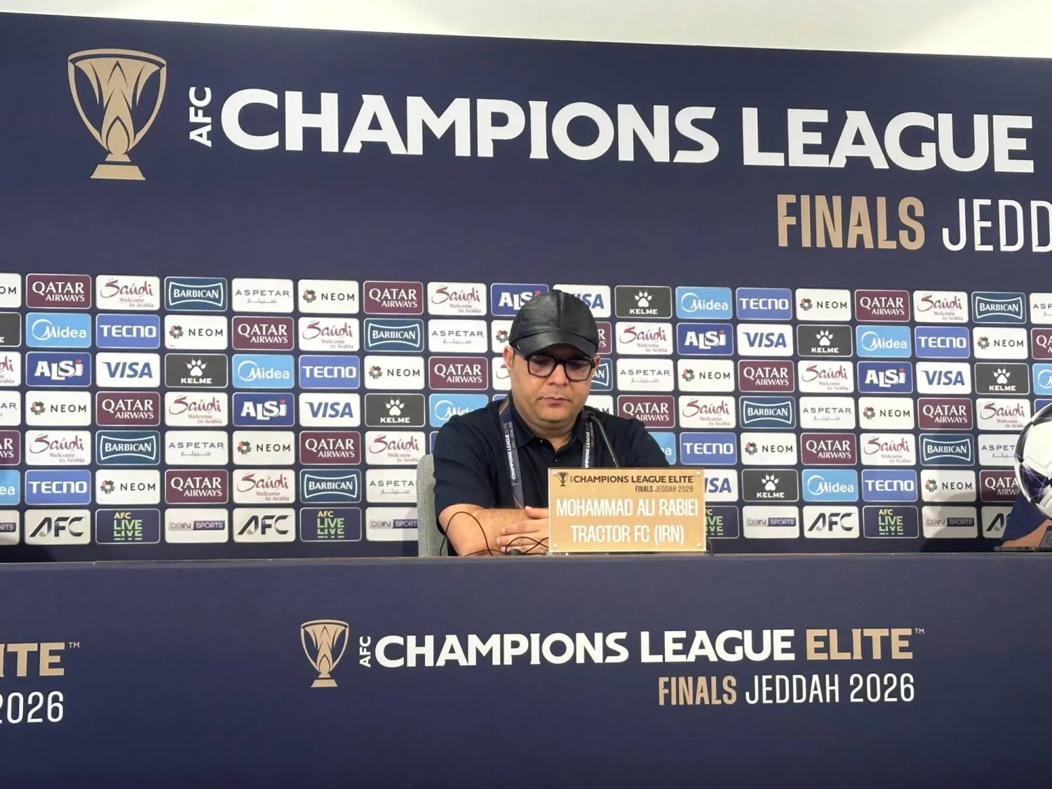 محمد علي ربيعي مدرب فريق تراكتور الإيراني خلال المؤتمر الصحافي (الشرق الأوسط)