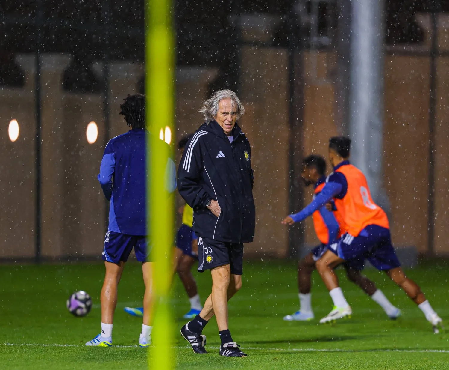 خيسوس خلال قيادته تدريبات النصر الأخيرة (موقع النادي)