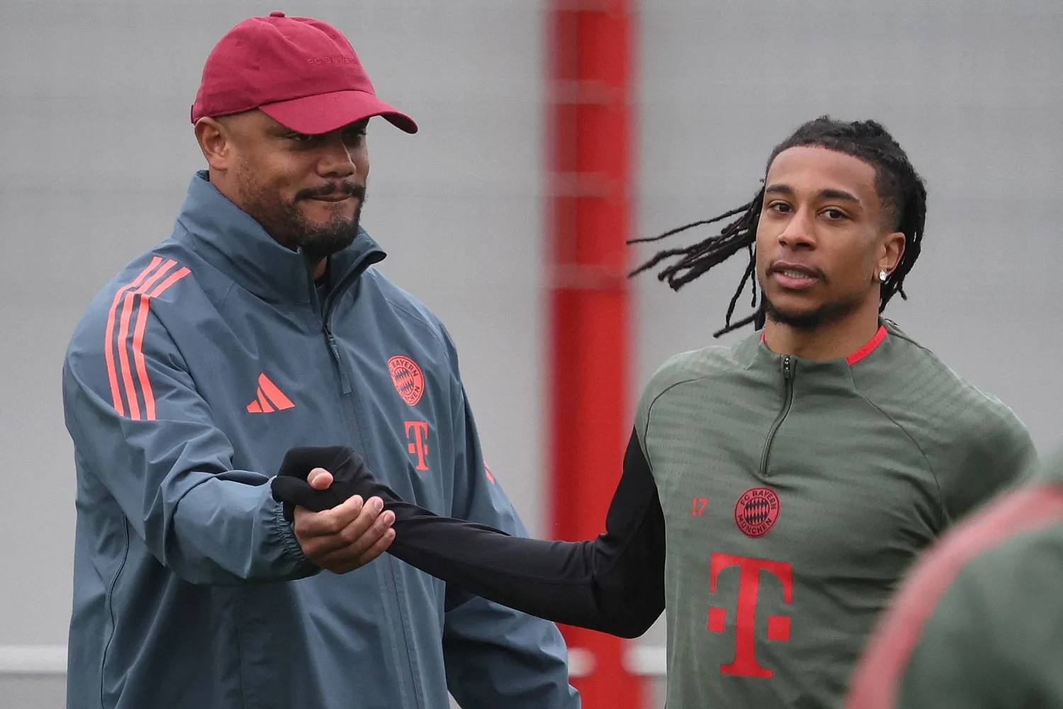 فنسن كومباني مدرب بايرن ميونيخ مع لاعبه ميكايل أوليسيه (أ.ف.ب)