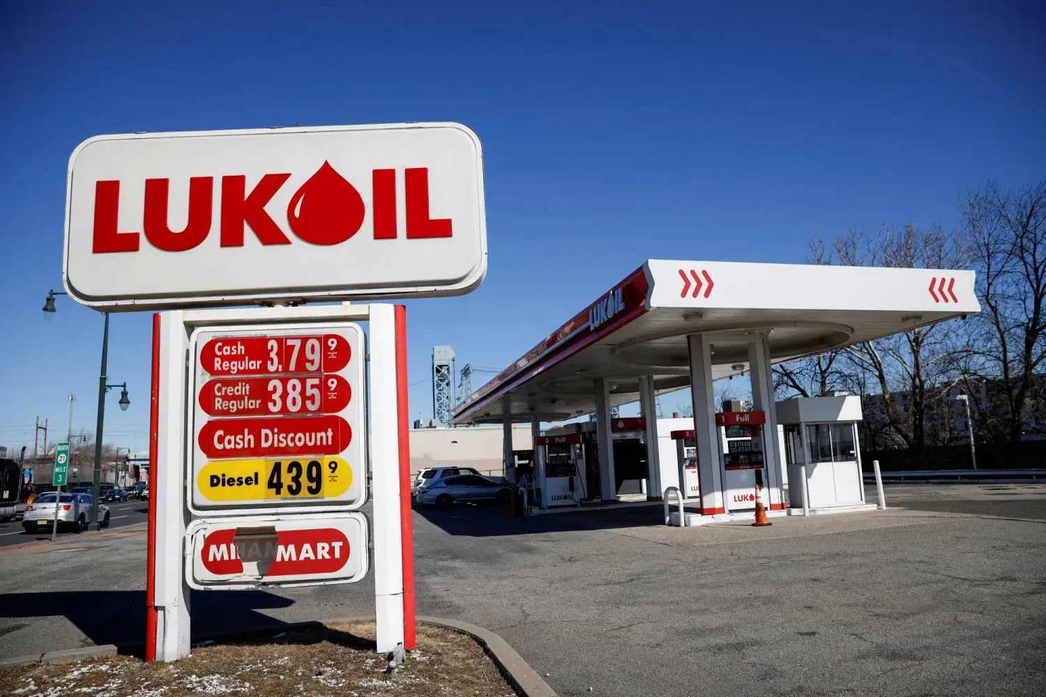 ABD'nin New Jersey eyaletindeki Newark bir Lukoil benzin istasyonu (Arşiv-Reuters)