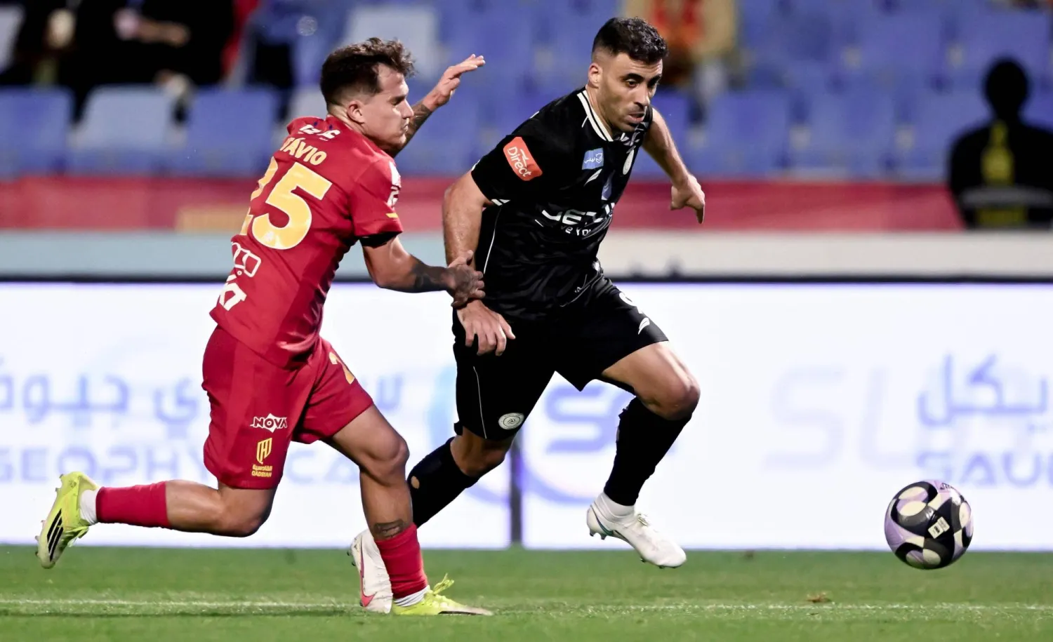 صراع على الكرة بين حمد الله وأوتافيو (نادي الشباب)