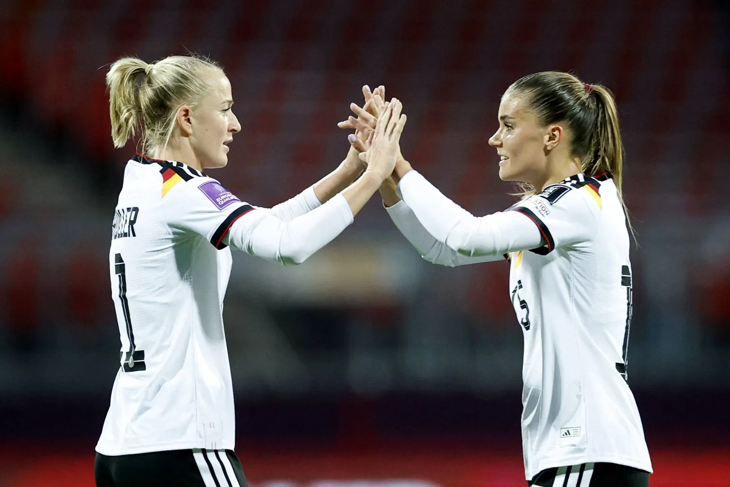 ثنائي سيدات ألمانيا ليا شولر وسيلين اتشريتشي تحتفلان بالفوز على النمسا (رويترز)